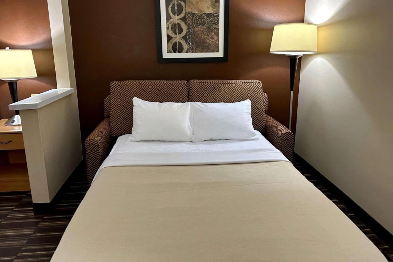 Quality Near West Acres Hotel 2*