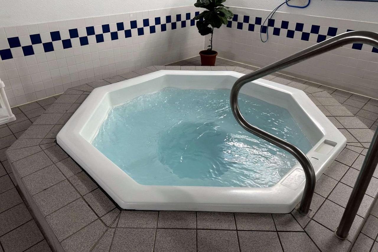 Hotel Quality Near West Acres 2*